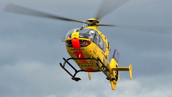 Ein Rettungshubschrauber vor dunklen Wolken. © picture alliance / zb | Thomas Scholz Foto: Thomas Scholz