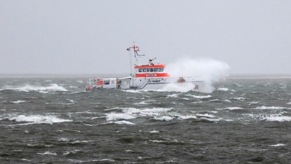 Der Seenotrettungskreuzer "Hamburg" fährt auf dem Meer. © Deutsche Gesellschaft zur Rettung Schiffbrüchiger (DGzRS) Foto: Joerg Zogel
