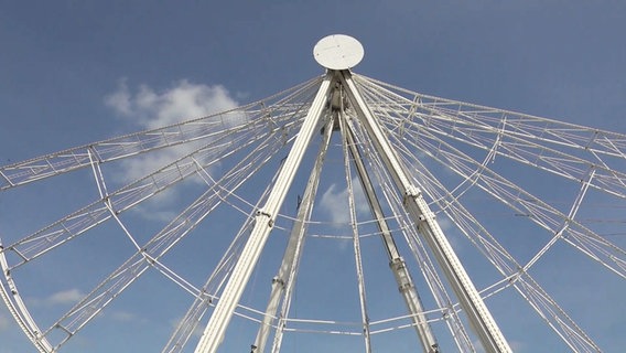 Blick auf ein halb abgebautes Riesenrad. © NonstopNews 