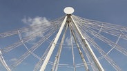 Blick auf ein halb abgebautes Riesenrad. © NonstopNews 