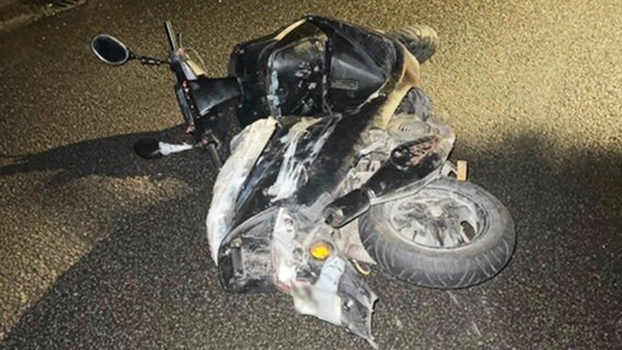 Ein Motorroller liegt in Oldenburg auf dem Boden. Der Fahrer soll betrunken, ohne Helm, ohne Licht und ohne Fahrerlaubnis unterwegs gewesen sein. Ein Motorroller liegt in Oldenburg auf dem Boden. Der Fahrer soll betrunken, ohne Helm, ohne Licht und ohne Fahrerlaubnis unterwegs gewesen sein. © Polizeiinspektion Oldenburg-Stadt / Ammerland
