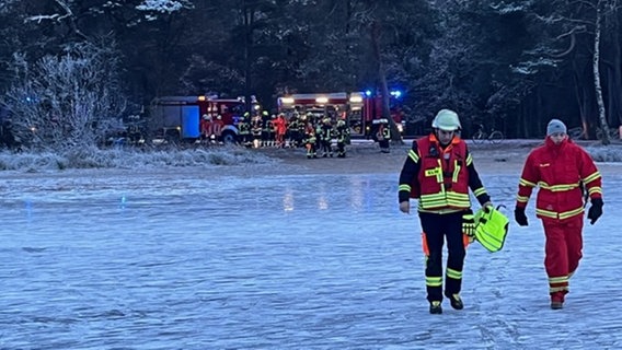 Das Bild zeigt Hilfskräfte auf dem zugefrorenen Bullensee in Kirchwalsede (Landkreis Rotenburg). © Feuerwehr Rotenburg 