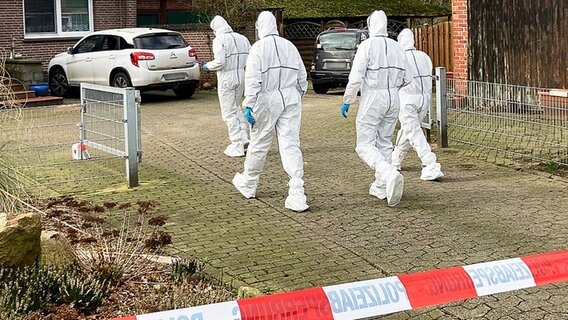 Spurensicherung in Scheeßel im Landkreis Rotenburg (Wümme). Ein Bundeswehrsoldat soll vier Menschen in Scheeßel und Bothel getötet haben. © Helen Hoffmann/dpa Foto: Helen Hoffmann/dpa