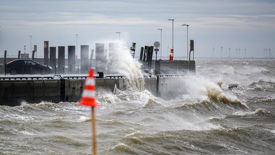 In Wilhelmshaven ist die Nordsee dank Sturmtief "Sabine" aufgewühlt. (Archivfoto) © picture alliance / dpa Foto: Mohssen Assanimoghaddam