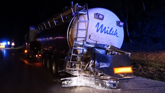 Aus einem Anhänger zum Transport von Milch läuft nach einem Unfall Sahne aus. © NonstopNews 