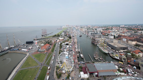 Blick aus der Luft über das ganze Hafengebiet. © NDR Foto: Julius Matuschik