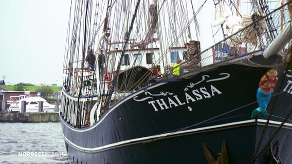 Das Schiff "Thalassa" liegt am Kai in Wilhelmshaven. © NDR 