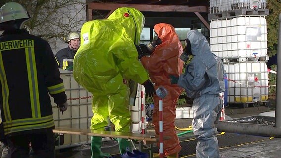 Mehrere Einsatzkräfte rüsten sich mit Gefahrgut-Kleidung aus. © NonstopNews 