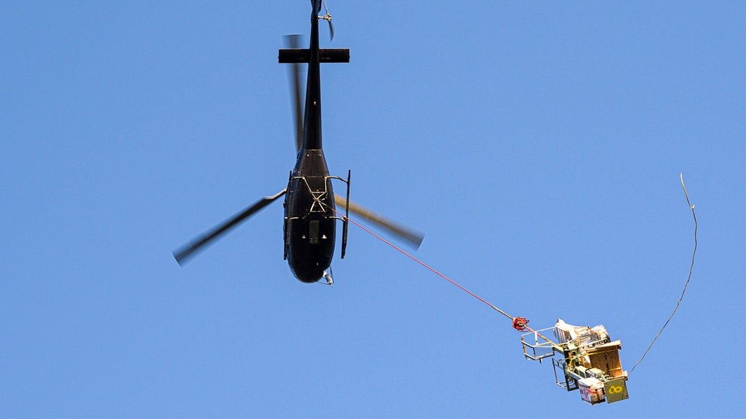 Helikopter bringt Signale für Bahnstrecke NDR.de