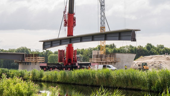 Das Bild zeigt den Brückenbau der Deutschen Bahn in Sande. © dpa-Bildfunk Foto: Mohssen Assanimoghaddam