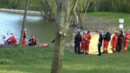 Rettungskräfte stehen am Ufer eines Sees in Sande. © Nord-West-Media TV 