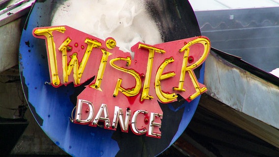 Ein Neonschild der abgebrannte Disco "Twister" in Sande. © NDR 