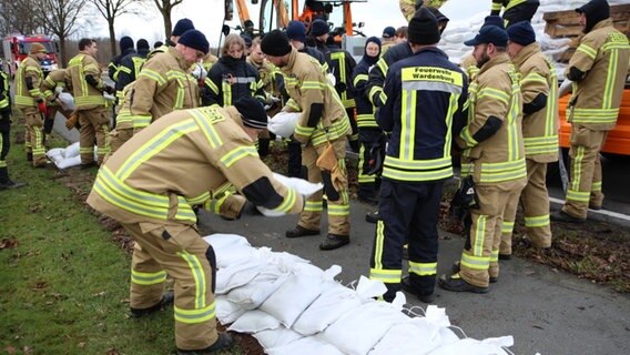 Feuerwehrleute stapeln Sandsäcke an der Hunte in Sandkrug (Landkreis Oldenburg) © Pressestelle Kreisfeuerwehr Oldenburg 