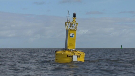 Eine Boje mit Messstation treibt auf dem Wasser. Eine Boje mit Messstation treibt auf dem Wasser. © NDR