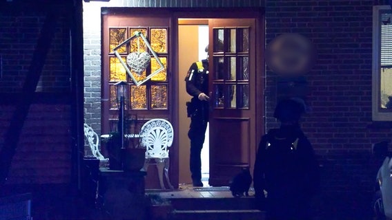Polizisten an einem Wohnhaus in Scheeßel. Hier soll es eine Schießerei gegeben haben. © NonstopNews 