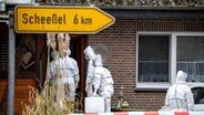 Beamte der Spurensicherung gehen zu einem Einfamilienhaus in der Gemeinde Scheeßel. © dpa-Bildfunk Foto: Sina Schuldt