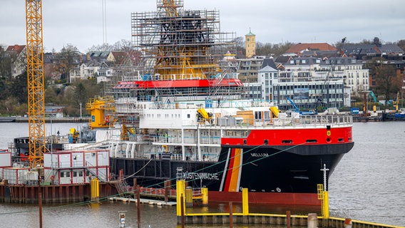 Das neue Mehrzweckschiff "Mellum" liegt an der Werft Abeking & Rasmussen. © dpa Foto: Sina Schuldt