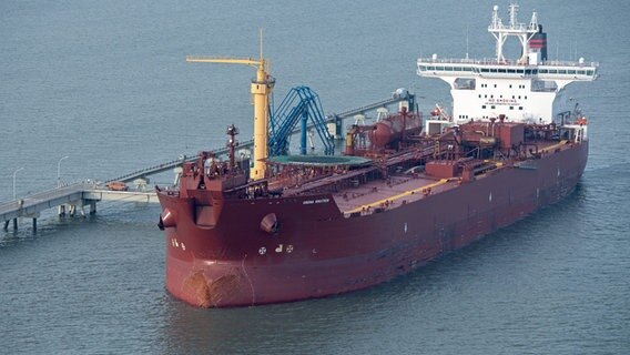 Das 278 Meter lange und 46 Meter breite Öltankschiff "Grena Knutsen". © dpa-Bildfunk Foto: Carsten Wagner