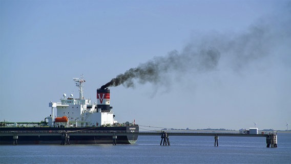 Ein Schiff mit rauchendem Schornstein vor Wilhelmshaven ©  picture alliance/chromorange 