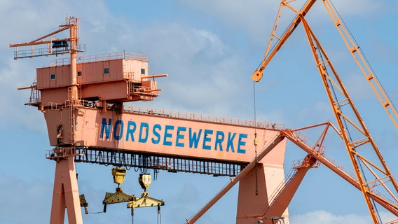 Der im Jahr 1966 errichtete Bockkran steht auf dem Gelände der Nordseewerke. © dpa-Bildfunk Foto: Hauke-Christian Dittrich