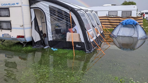 Der Campingplatz Schillig steht nach starken Regenfällen unter Wasser. © privat 