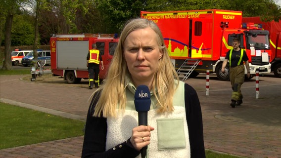 NDR-reporter Anna Schlieter doet verslag vanuit Bremervörde-Elm.  © NDR 