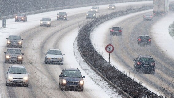 Im dichten Schneetreiben fahren Autos auf der Autobahn A28 in Höhe Ganderkesse. © dpa - Bildfunk Foto: Ingo Wagner