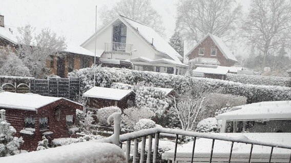 In einer Wohnsiedlung fällt Schnee. © NDR Foto: Silja Dettmer