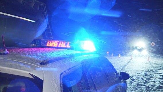 Ein Polizeiwagen steht im Schneetreiben an einer Unfallstelle im Landkreis Diepholz. © Nord-West-Media TV 