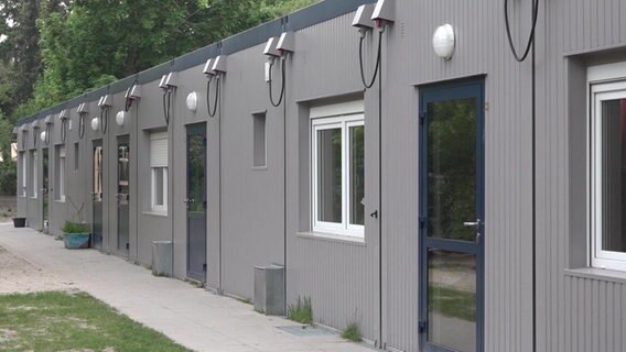Auf dem Gelände einer Kita stehen Container, die von Schuimmel befallen sind. Auf dem Gelände einer Kita stehen Container, die von Schuimmel befallen sind. © NDR