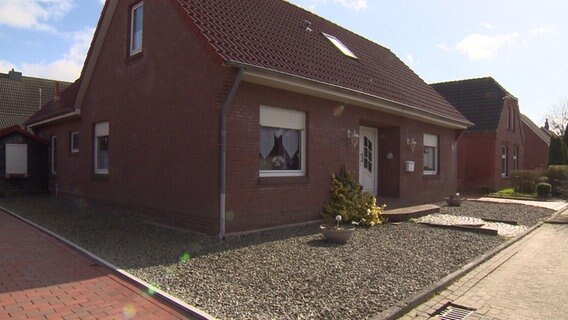 Ein Schottergarten ist vor einem Wohnhaus angelegt. © NDR 
