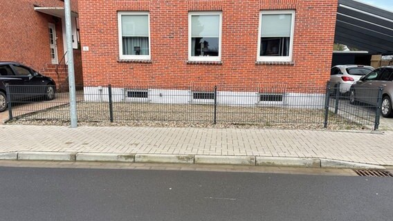 Ein Schottergarten befindet sich vor einem Haus von Familie Schülke. © Ökowerk Emden 