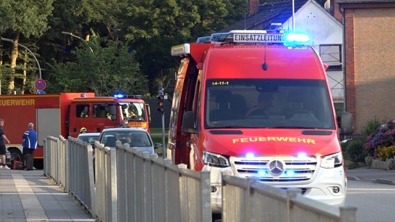 Einsatzfahrzeuge der Feuerwehr stehen in einer Straße. © TeleNewsNetwork 