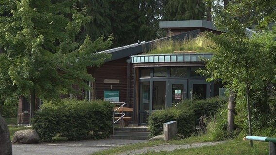 Eingang des Waldpädagogikzentrums. © NonstopNews 