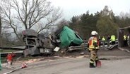 Ein Lastwagen liegt nach einem Unfall auf der Autobahn 27 auf der Mittelplanke. © NonstopNews 