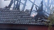 Das Dach eines Wohnhauses brennt. Auf einem Bauernhof in Schwarme (Landkreis Diepholz) war ein Feuer ausgebrochen. © Nord-West-Media TV 