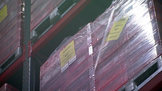 Auf verpacktem Schweinefleisch im Kühlhaus einer Schlachterei steht "Achtung! Ware aus ASP Restriktionsgebiet". Die Afrikanische Schweinepest führt dazu, dass der Schlachtberieb für das Fleisch der Landwirte aus der Überwachungszone im Emsland keine Käufer findet. Auf verpacktem Schweinefleisch im Kühlhaus einer Schlachterei steht "Achtung! Ware aus ASP Restriktionsgebiet". Die Afrikanische Schweinepest führt dazu, dass der Schlachtberieb für das Fleisch der Landwirte aus der Überwachungszone im Emsland keine Käufer findet. © NDR