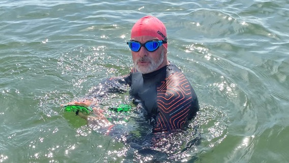 Ein Schwimmer in der Nordsee auf dem Weg von Juist nach Borkum. © NDR Foto: Anna Körber