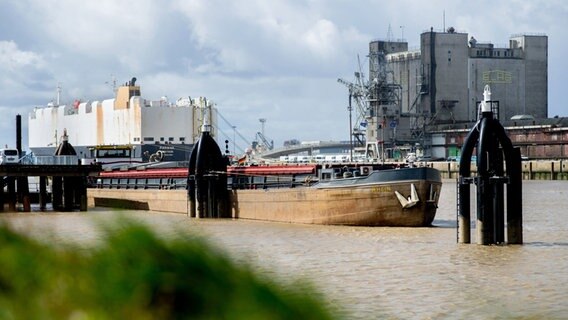 Ein Binnenschiff liegt an einem Anleger im Außenhafen von Emden © Hauke-Christian Dittrich/dpa +++ dpa-Bildfunk +++ Foto: Hauke-Christian Dittrich