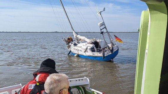 Eine havarierte Segelyacht. Das Boot hatte sich im Vareler Tief festgefahren. © Die Seenotretter – DGzRS 