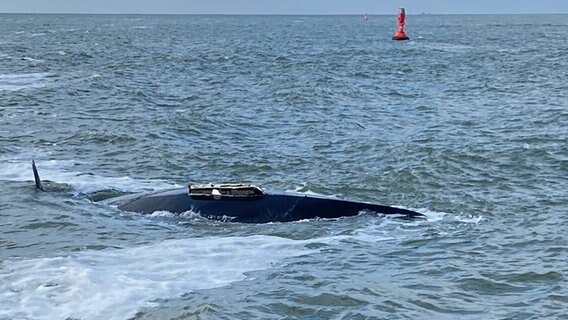 Ein gekentertes Segelboot in der Nordsee (zwischen den Inseln Juist und Norderney). © Die Seenotretter - DGzRS 