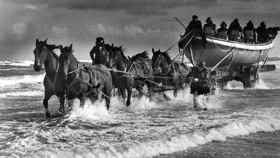 Eine historische Fotografie zeigt ein Ruderrettungsboot auf einem Ablaufwagen. © DGzRS/Die Seenotretter Foto: DGzRS