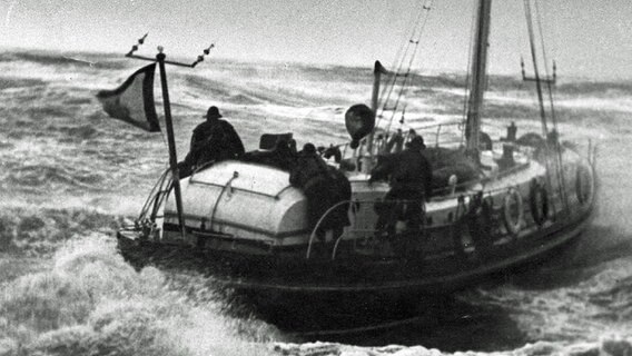 Eine historische Fotografie zeigt ein Motorrettungsboot auf dem Wasser. © DGzRS/Die Seenotretter Foto: DGzRS