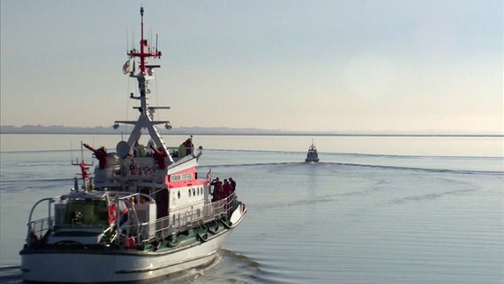 Zwei Schiffe der Deutschen Gesellschaft zur Rettung Schiffbrüchiger fahren aufs Meer hinaus. © NDR 