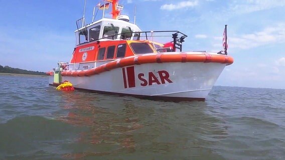Ein Seenotrettungsschiff auf dem Wasser. Ein Seenotrettungsschiff auf dem Wasser. © DGsRS