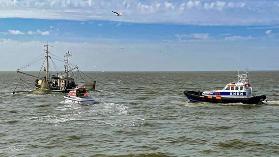 Das Tochterboot "St. Pauli" des deutschen Seenotrettungskreuzers "Hamburg" (l.) und das niederländische Seenotrettungsboot "Jan en Titia Visser" nähern sich dem havarierten Fischkutter "Magellan" in der Emsmündung. © Deutsche Gesellschaft zur Rettung Schiffbrüchiger Foto: Deutsche Gesellschaft zur Rettung Schiffbrüchiger