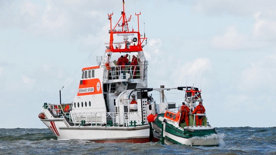 Der Seenotrettungskreuzer "Bernhard Gruben" fährt auf See. © Die Seenotretter - DGzRS Foto: Michael Schlosser