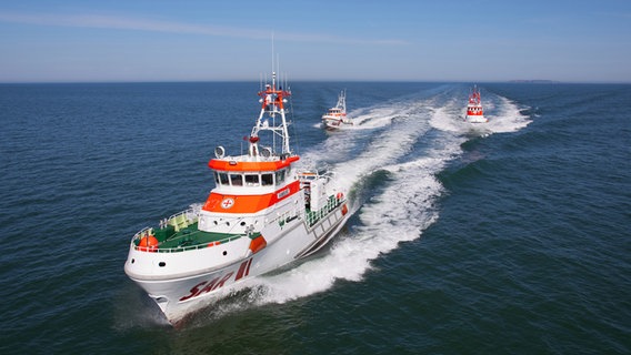Die Schiffe "Hamburg" "Theodor Storm" und " Hans Hackmack" fahren auf dem Wasser. © Deutsche Gesellschaft zur Rettung Schiffbrüchiger 