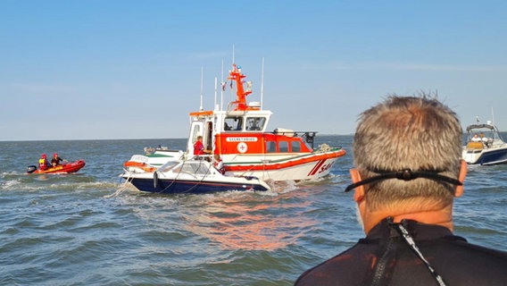 Mitglieder des DLRG und der DGzRS retten Menschen von einem havarierten Motorboot. © DLRG Ortsgruppe Wittmund e. V. 