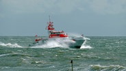 Der Seenotrettungskreuzer "BERNHARD GRUBEN" fährt auf dem Meer. © Die Seenotretter – DGzRS 